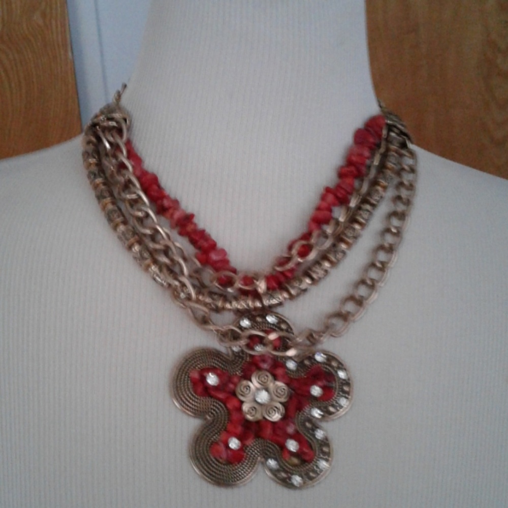 NWT Medallion necklace set